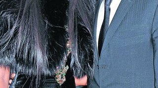 Amorezul rus se da peste cap ca sa-i fie pe plac lui Naomi. Ii face vila in forma de ochi