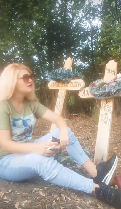 Imagini tulburătoare! Cum s-a filmat în cimitir mama gemenilor căzuți de la etajul 10 (în timp ce ea făcea live pe Facebook)