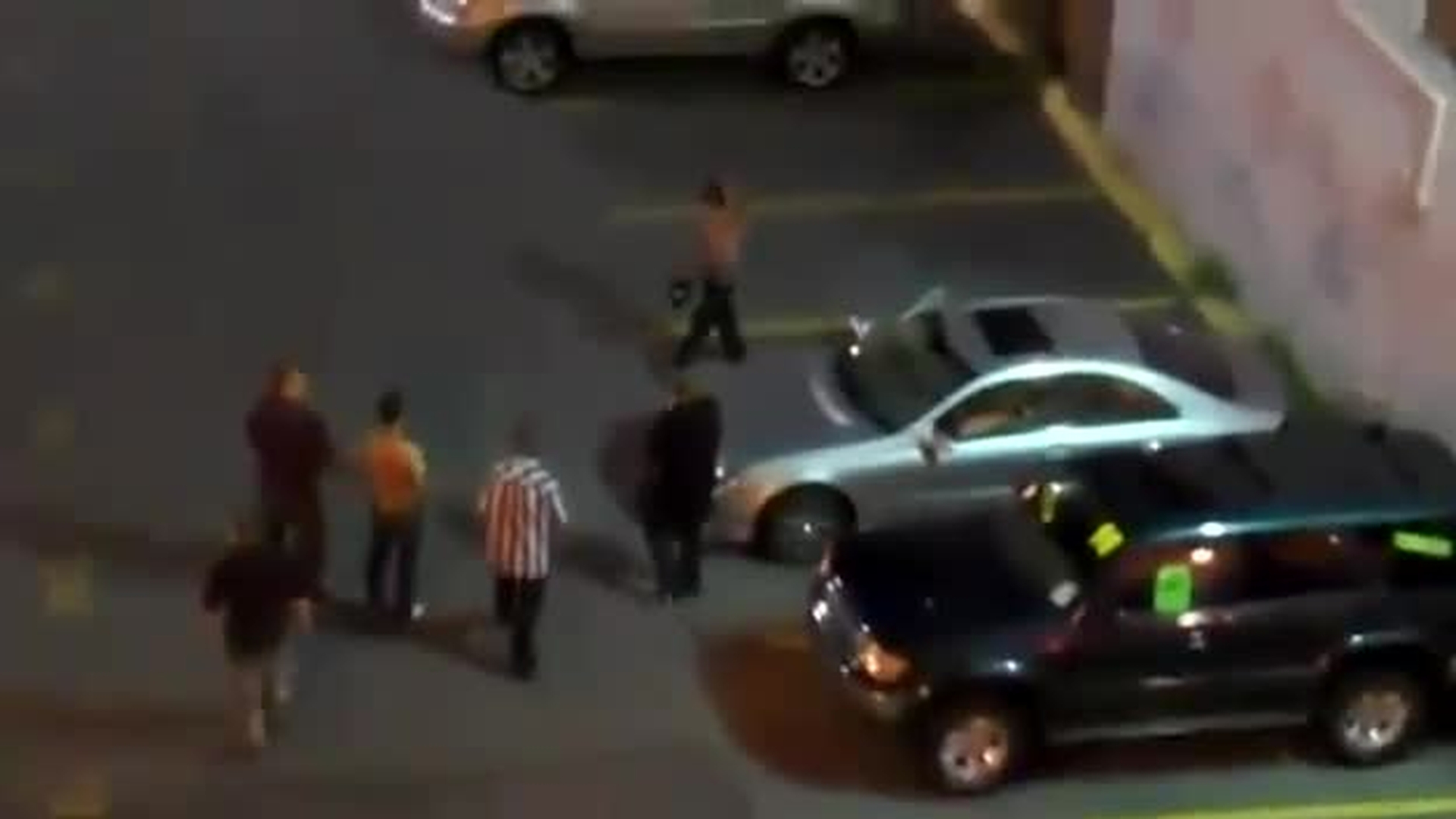 VIDEO Ori este cel mai antrenat sportiv, ori are noroc chior! Cum a reusit un singur barbat sa puna la pamant 4 adversari