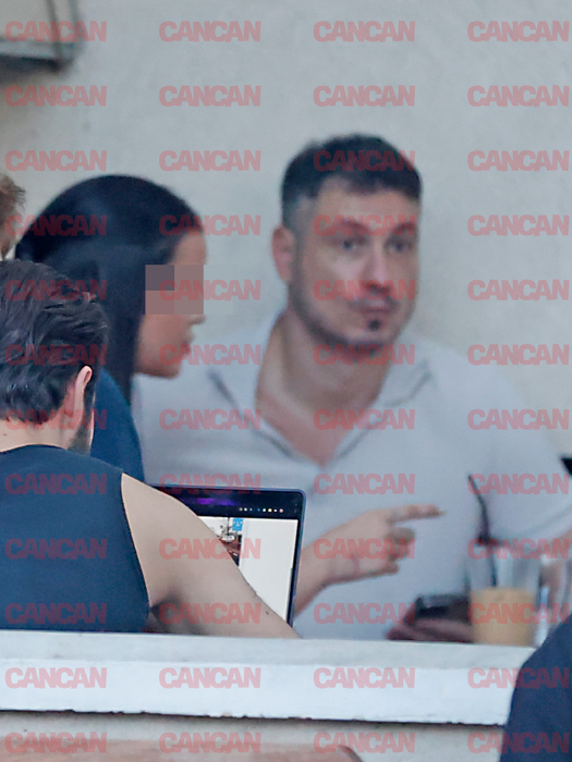 Alex Pițurcă a pupat-o, ei i s-a ridicat fustița! Brunețica l-a cucerit pe fiul fostului selecționer