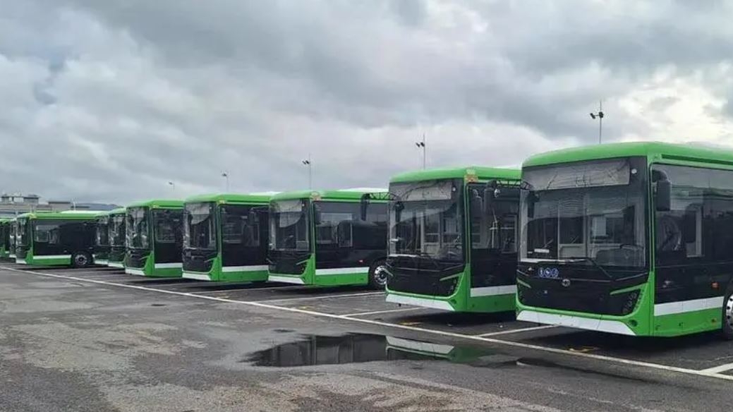Orașul din România care va avea, în 2025, pentru prima dată în ISTORIA lui transport public cu autobuze!