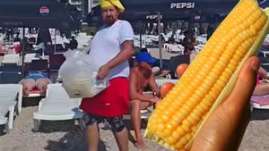 Cu cât a ajuns să se vândă porumbul fiert pe plaja din Eforie Nord, acum, că a început sezonul