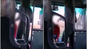 Imaginile zilei | Mai multe tinere din Lugoj au fost filmate în timp ce dansează pe manele, pe bordul unui autobuz. S-a lăsat cu amenințări: ”Au spus că o aruncă în Timiş, că o omoară”