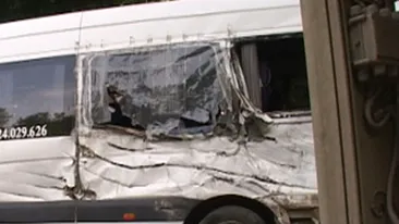 O femeie a murit si noua copii au fost raniti intr-un accident auto in Valcea!