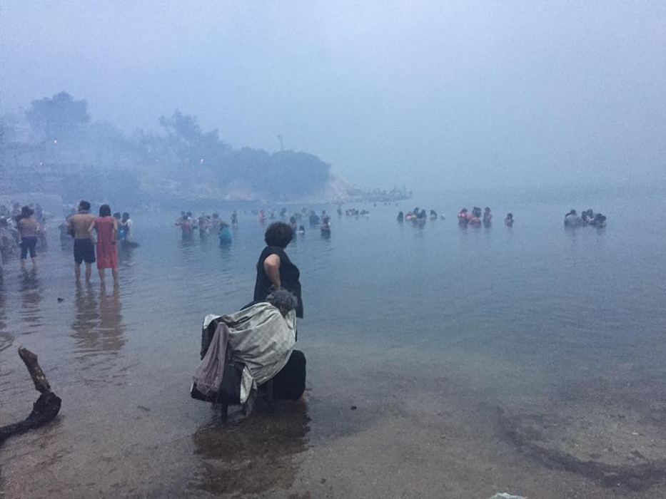 Imagini apocaliptice de la dezastrul din Grecia! Oamenii s-au refugiat în mare