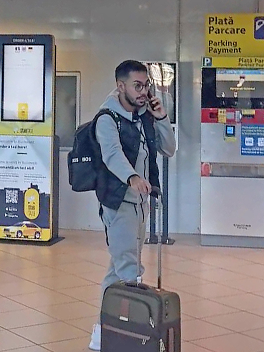 Artistul a fost surprins de CANCAN.RO pe Aeroportul Henri Coandă, la puțin timp după aterizarea zborului din Republica Dominicană (Foto: CANCAN.RO)