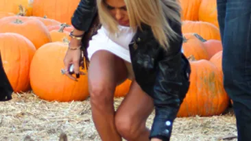 Ce credeti, are chiloti pe ea?