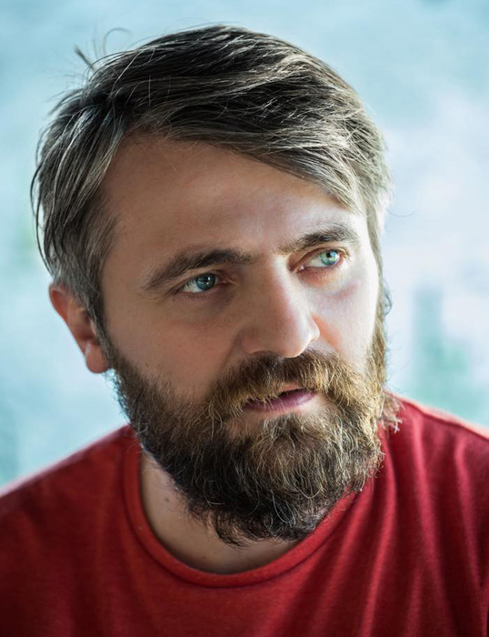 Nu-l mai recunoşti pe celebrul actor din ”Inimă de ţigan” şi ”Moştenirea” Şi-a lăsat barbă şi s-a rotunjit!