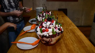 Aylin s-a laudat cu excursia in Africa, la petrecerea de ziua ei! Le-a arat invitatilor pe un proiector, fotografii de senzatie!