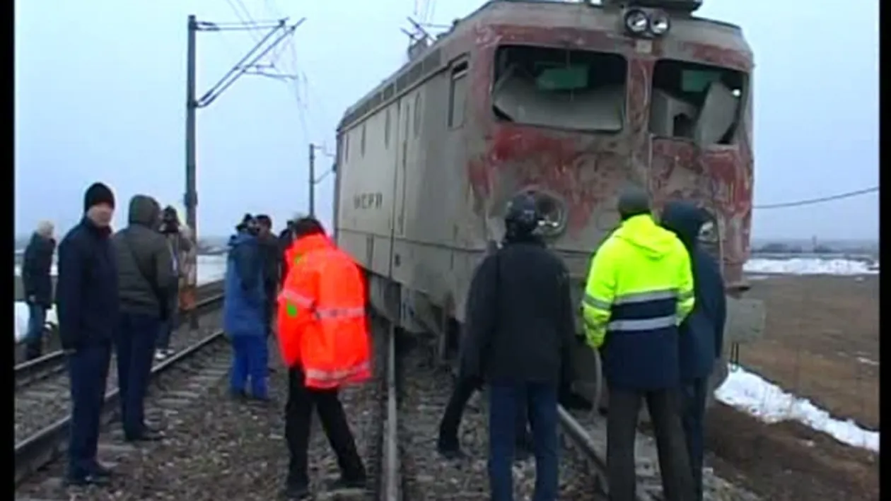 Dezastru în Neamţ! Impact puternic între un tren de persoane şi un TIR!