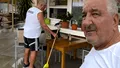 Rică Răducanu mătură și servește, pe caniculă, la localul din Neptun. E la un pas de faliment: „Numai barosanii mai lasă bacșiș!” Cât costă ciorba de pește?