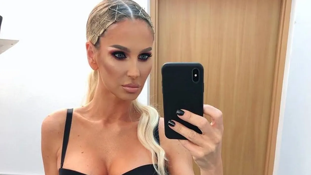 Nu are nicio rușine! Andreea Bănică, fotografiată dezbrăcată pe terasa hotelului