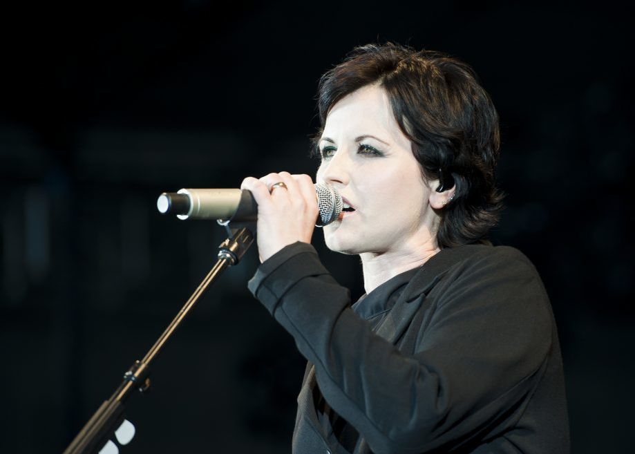 Delia nu se poate bucura, pe deplin, de vacanţă. Este devastată de moartea unei artiste celebre. “La revedere, îngerule!”