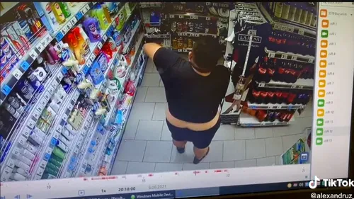 Viral pe Tik Tok. Tânăr, filmat într-un supermarket în timp ce se dă cu deodorant de femei. Ce s-a întâmplat după. VIDEO