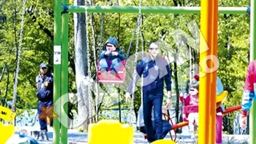 Cosmin Cernat si noua sotie si-au scos copiii in parc: doamna s-a suit pe stepper, copiii s-au urcat in leagane!