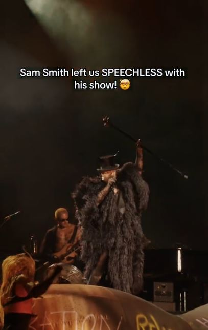 Sam Smith a schimbat ținutele vestimentare, pe scena de la Untold / sursă foto: captură video