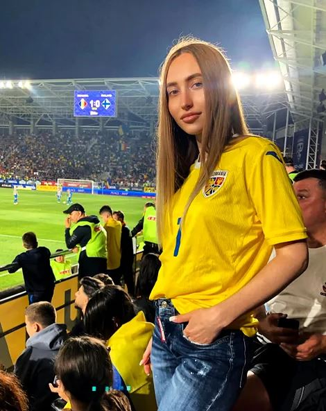 Ce bombă-sexy e sora lui Tavi Popescu! „Bunăciunea” nu ratează niciun meci al FCSB-ului | GALERIE FOTO