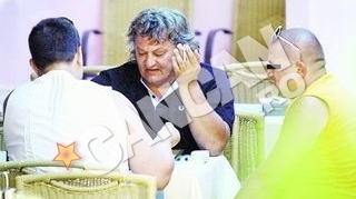 Lupu se distreaza ca in tabara