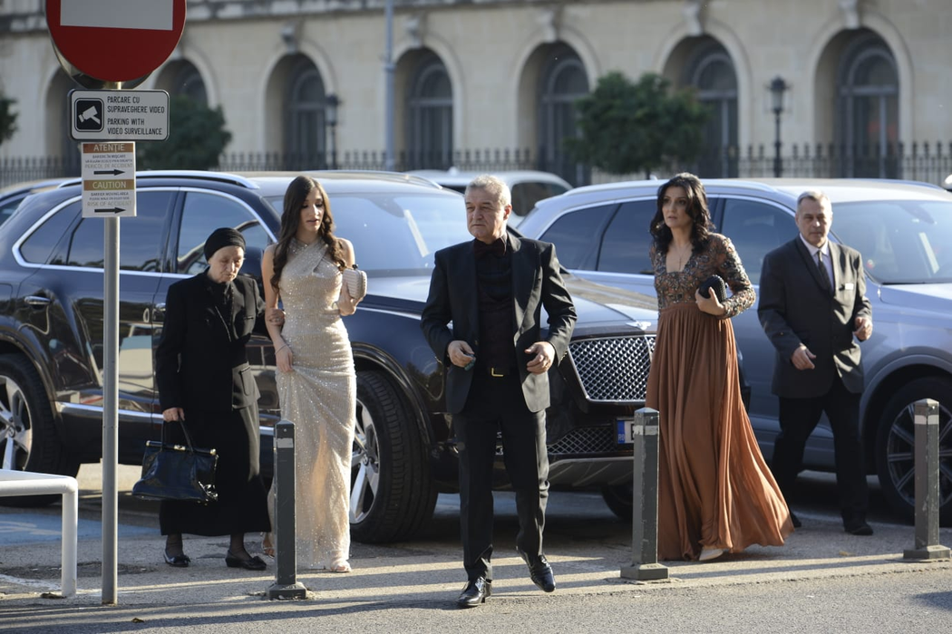 Gigi Becali alături de familie