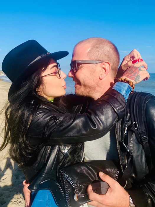 Dj Wanda se mărită! Vedeta a fost cerută în căsătorie pe o plajă din Malibu