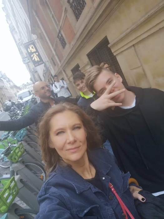 Albert, alături de mama lui