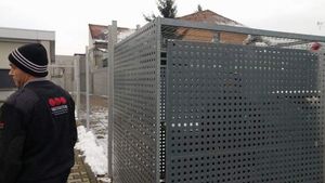 Scandal la supermarket! Ce au inchis intr-o cusca din parcare niste PAZNICI! E ireal unde s-a ajuns!!!