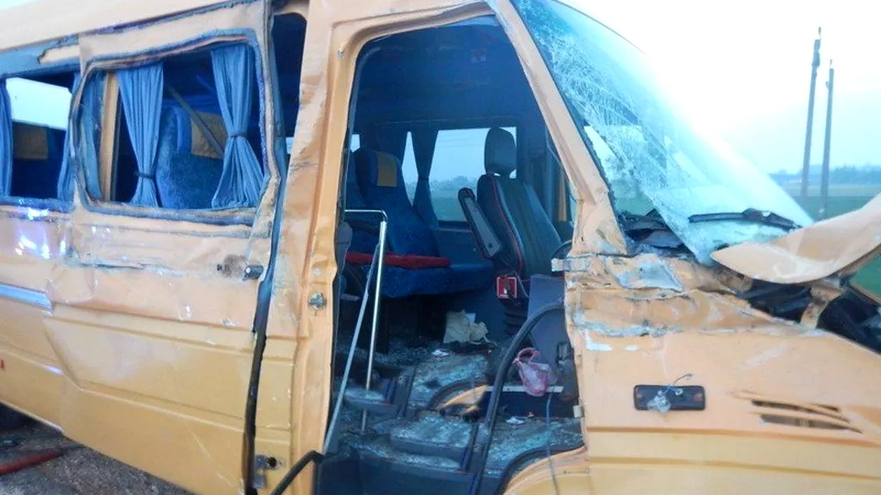 Un microbuz cu elevi a fost implicat într-un accident în Prahova. A fost activat planul roşu
