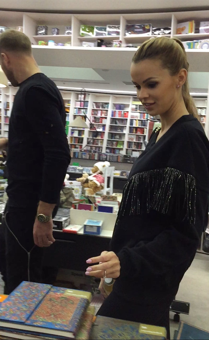 Zuzana este model, iar, când nu are evenimente, vine la Bucureşti