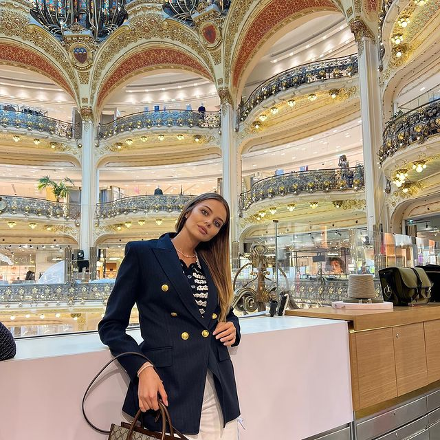 Stati o ține-n puf pe blonda lui Dan Negru, o ”scăldă” în Moet și o acoperă cu trandafiri / (Sursa: Instagram)