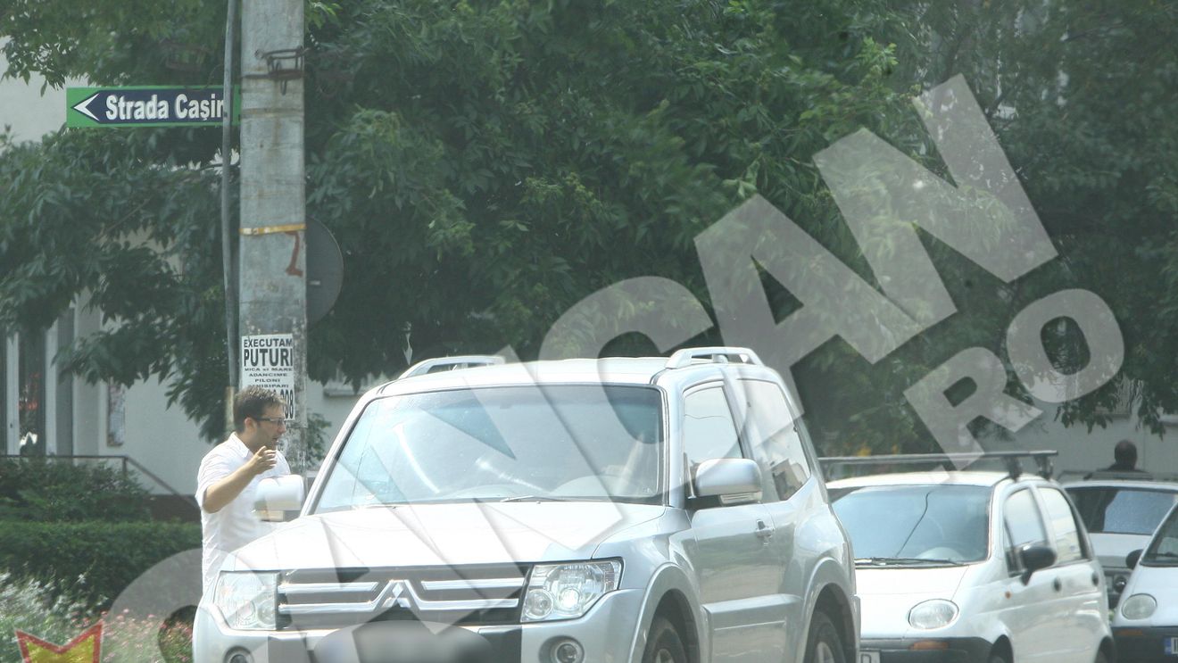 Pusa in dificultate de o adresa! Vezi la ce gest a recurs Laura Cosoi pentru a ajunge la destinatie!