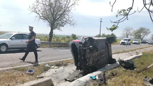 Accident grav în județul Tulcea. Un șofer a pierdut controlul mașinii, a ieșit de pe drum și s-a izbit de… FOTO