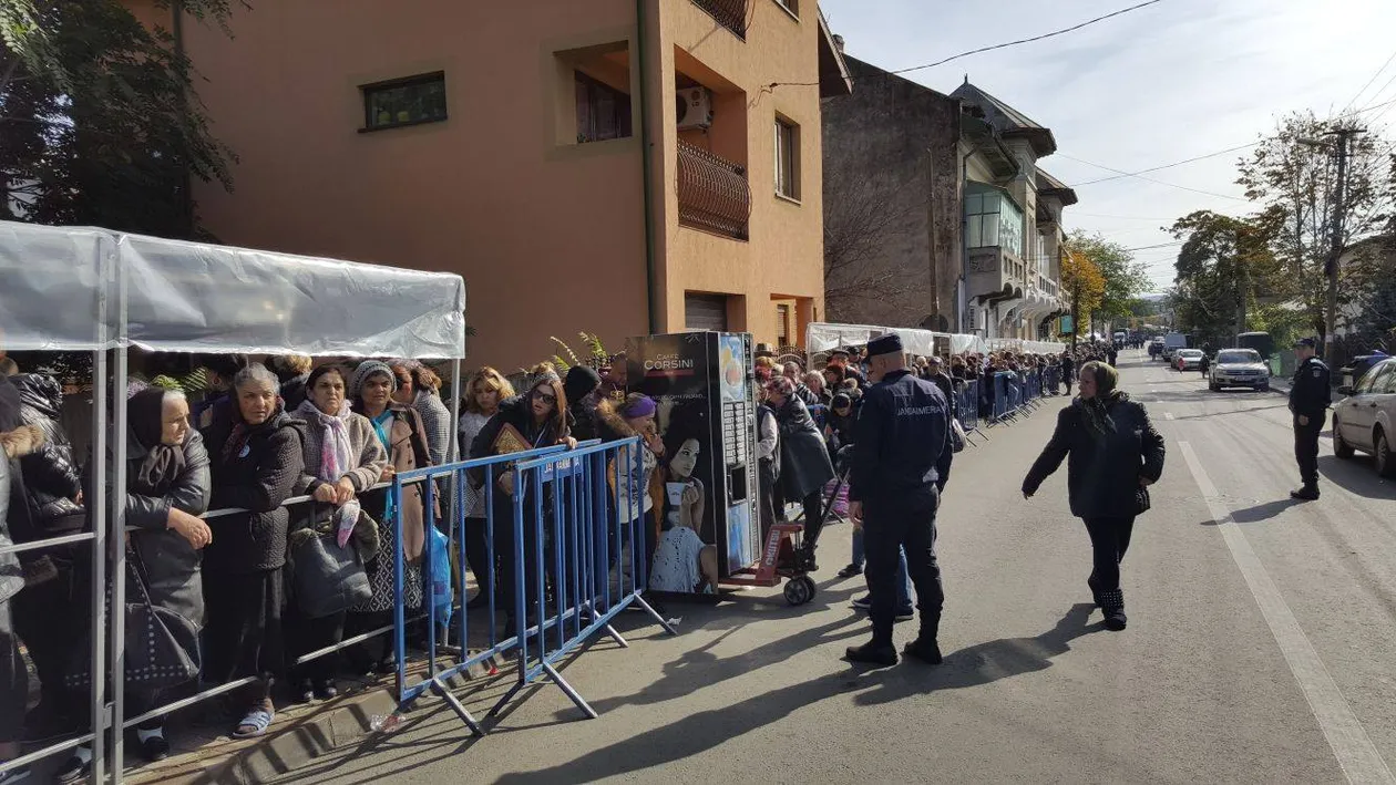 FOTO / Imagini impresionante! Mii de credincioşi s-au aşezat deja la coadă ca să se roage la moaştele Sfintei Parascheva! Avem programul religios al sărbătorii