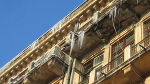 Pompierii îndepărtează turturii din centrul Capitalei!