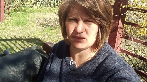 Bebeluşul abandonat de mamă într-o casă părăsită din Olt a fost luat de familia tatălui