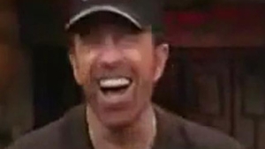 Chuck Norris face misto de el! Uite-l cat de amuzant e cand citeste cele mai tari glume despre el din istorie!