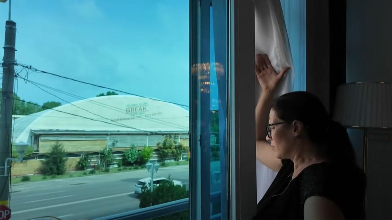 Pentru 364 lei, George din București a rezervat o cameră într-un hotel 4* din Mamaia. Când a vrut să iasă pe balcon, surpriză! Ce era "balconul", de fapt