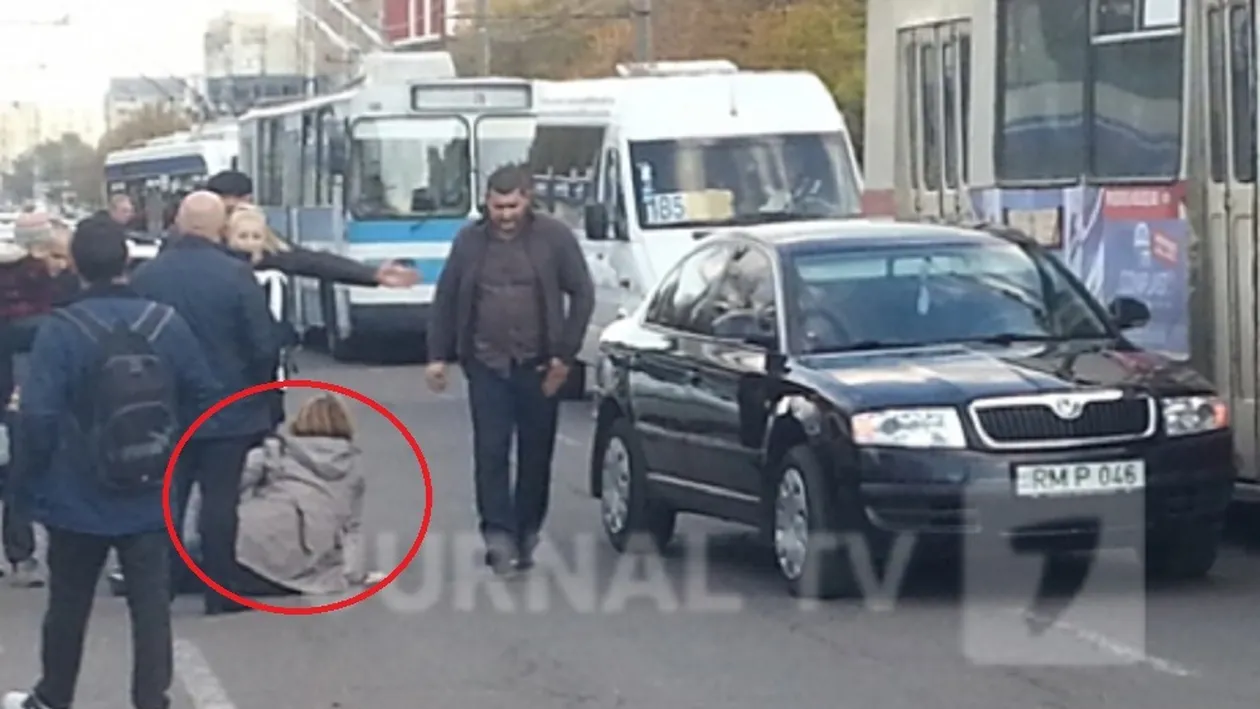 FOTO / Accident teribil! O maşină a Guvernului a lovit o femeie cu un copil în braţe! Gestul scandalos făcut de şofer după incident