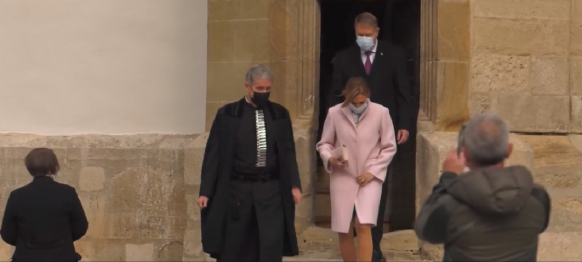 Carmen Iohannis a făcut furori! Cum s-a îmbrăcat Prima Doamnă la slujba de inaugurare a Catedralei Evanghelice din Sibiu