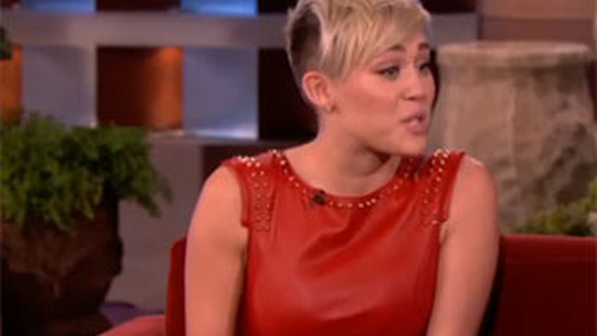 Miley Cyrus, lasata masca de doi stripperi! Uite ce a patit vedeta intr-o emisiune TV!