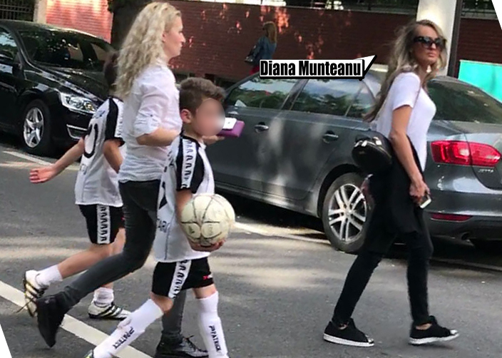 David traversează strada alături de mama colegului său. Diana se asigură că nu vine niciun pericol din faţă