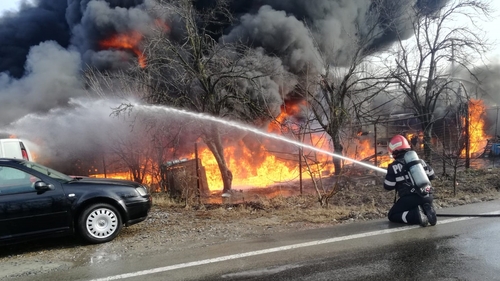 Incendiu devastator la o vulcanizare din Manasia, Ialomița. Au explodat mai multe butoaie cu motorină. Pagubele sunt uriașe
