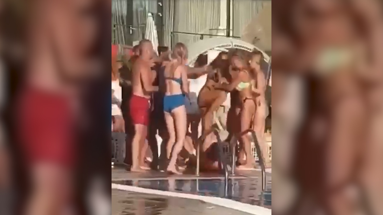 Bătaie generală la o piscină din București