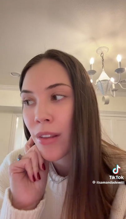 Ce a găsit o tânără într-un dulap cumpărat de pe Facebook. Foto: TikTok