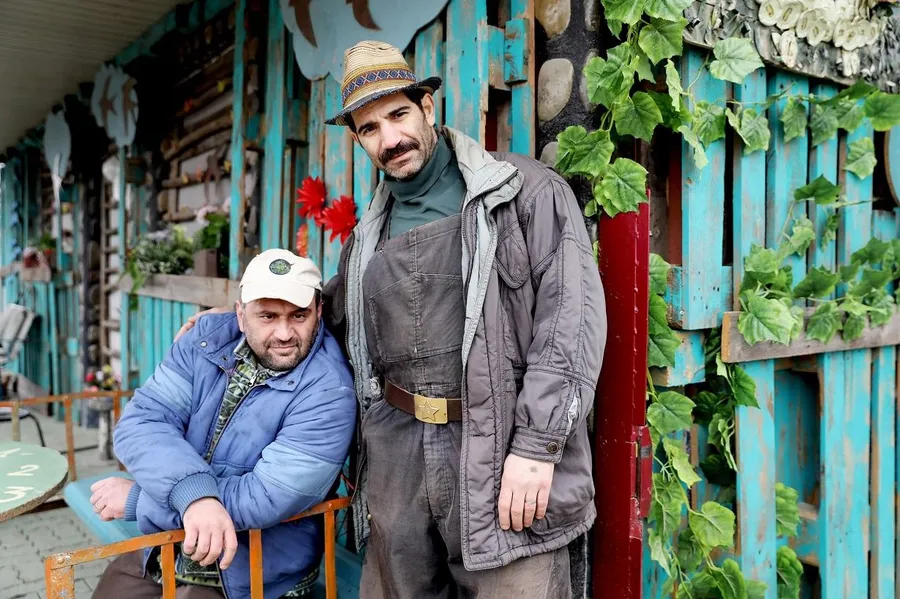 Câți bani îi dă Pro Tv lui Adrian Văncică, Celentano din Las Fierbinți. Bețivul satului încasează o sumă considerabilă pentru fiecare episod