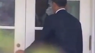 VIDEO INCREDIBIL! Se intampla si la Casa Alba! Barack Obama, inchis pe terasa Biroului Oval!