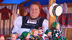 O pensionară este designer pentru... Ea este "Mama Păpuşilor"