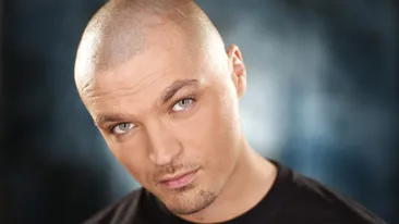 Show marca Puya. A luat o sticla de vin, a spus ca iubeste maicutele sexy, dupa care s-a dezlantuit