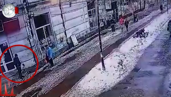 Noua metodă de furt face ravagii printre bătrâni! Hoții se dau drept „colegi de armată”, îi pupă și le fură portofelele! Imagini incredibile