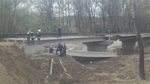 Un pod din Gorj s-a prăbuşit peste muncitori. A fost solicitat elicopterul SMURD pentru o femeie care e în stare gravă