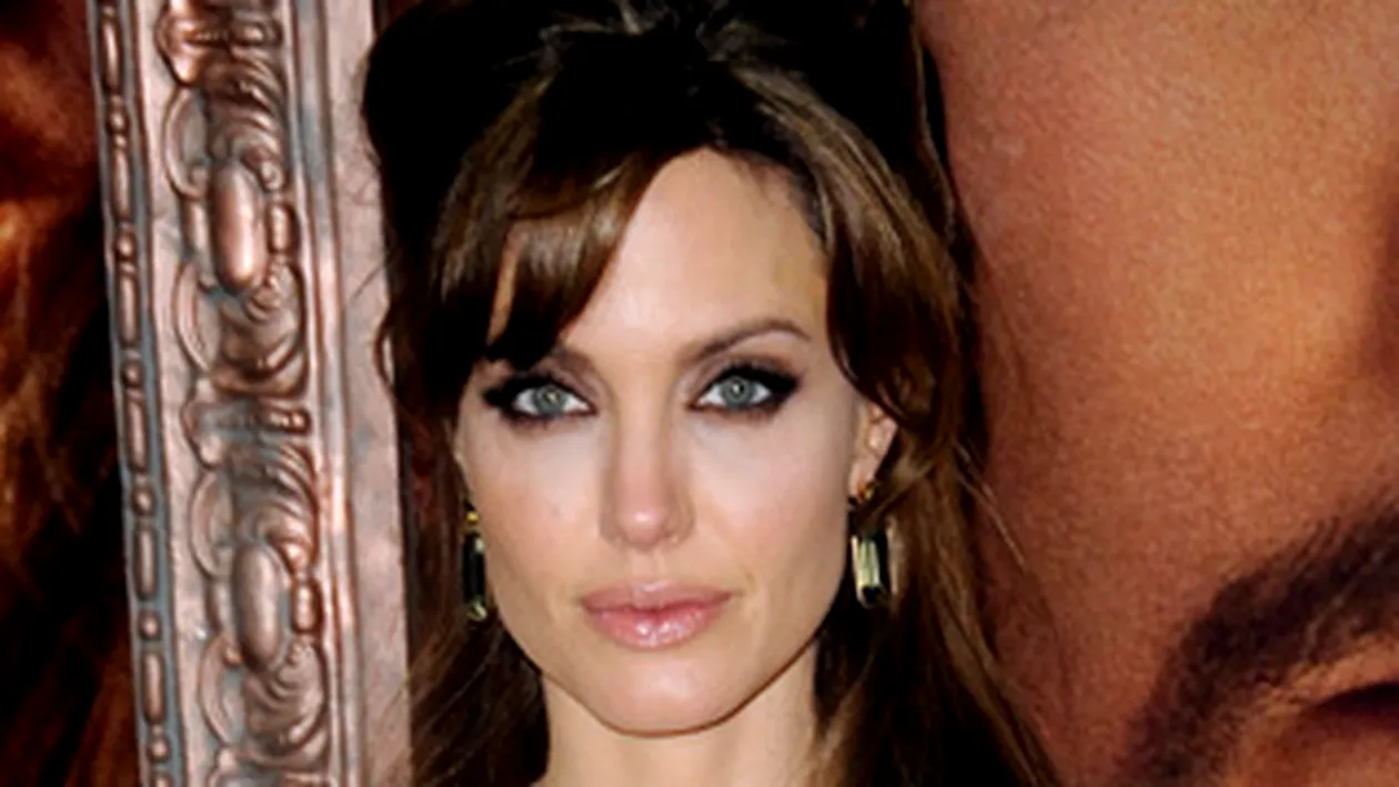Mai multe obiecte apartinand Angelinei Jolie au fost scoase la licitatie!